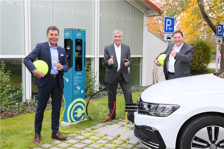 Erster Aufschlag für E-Mobilität in den Castrop-Rauxeler Tennisclubs Mehr E-Mobilität für Tennisvereine. Die Einweihung der Ladesäulen am Bundesstützpunkt des Deutschen Tennis Bundes in Oberhaching mit (v.l.) Helmut Schmidbauer, Landesverbandspräsident des BTV, Ulrich Klaus , DTB-Präsident ,und Uwe Bartmann, CEO Siemens Deutschland.
