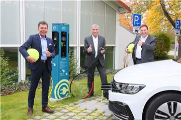 Mehr E-Mobilität für Tennisvereine. Die Einweihung der Ladesäulen am Bundesstützpunkt des Deutschen Tennis Bundes in Oberhaching mit (v.l.) Helmut Schmidbauer, Landesverbandspräsident des BTV, Ulrich Klaus , DTB-Präsident ,und Uwe Bartmann, CEO Siemens Deutschland.