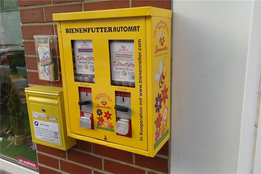 Von Hombruch nach ganz Deutschland: Bienenautomaten sind der Renner Mehr Farbe hat der Automat heute. Links daneben ist die Rückgabestation für die Kugeln aus dem Automaten.