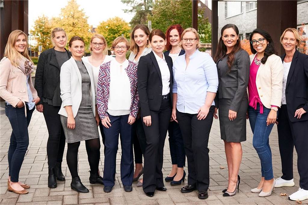 IT-Dienstleister Adesso sucht in den nächsten Jahren Hunderte Frauen Mehr Frauen in Führungspositionen, das ist das Ziel bei Adesso. Dazu wurde bereits eine „Adesso-Elf" gebildet, die von Martina Voss-Tecklenburg „trainiert" wird