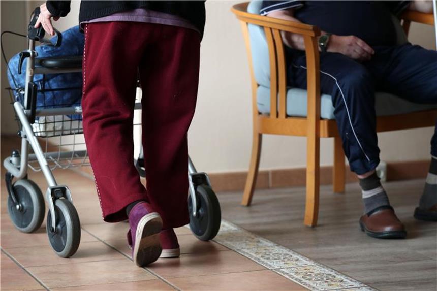 Pflegeversicherung soll zum Jahreswechsel teurer werden Mehr Hilfen gibt es nun zum Beispiel auch für Demenzkranke - was die Pflegekosten nach oben treibt. Foto: Jens Büttner