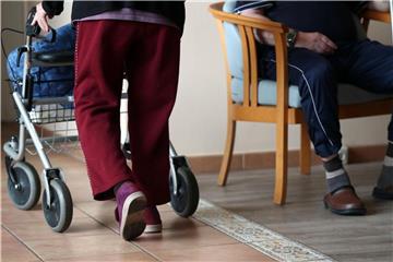 Mehr Hilfen gibt es nun zum Beispiel auch für Demenzkranke - was die Pflegekosten nach oben treibt. Foto: Jens Büttner