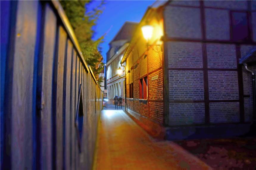 Gelungene Wege aus den Angsträumen Mehr Licht kann – wie hier in der Josef-Voigt-Gasse am Haus Hakenfort in Stadtlohn – helfen, subjektiven Angsträumen etwas von ihrer Bedrohlichkeit zu nehmen.