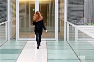 Mehr Lohn? Damit das Gehaltsgespräch erfolgreich ist, sollten Frauen mit einem Idealziel, einem Geht-so-Ziel und einer Schmerzgrenze in die Verhandlung gehen. Foto: Jan Woitas/Symbolbild