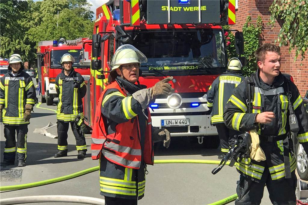 Auslastung der Feuerwehr: Lässt sich die Zahl der Einsätze reduzieren? Die Feuerwehr bei einem Einsatz