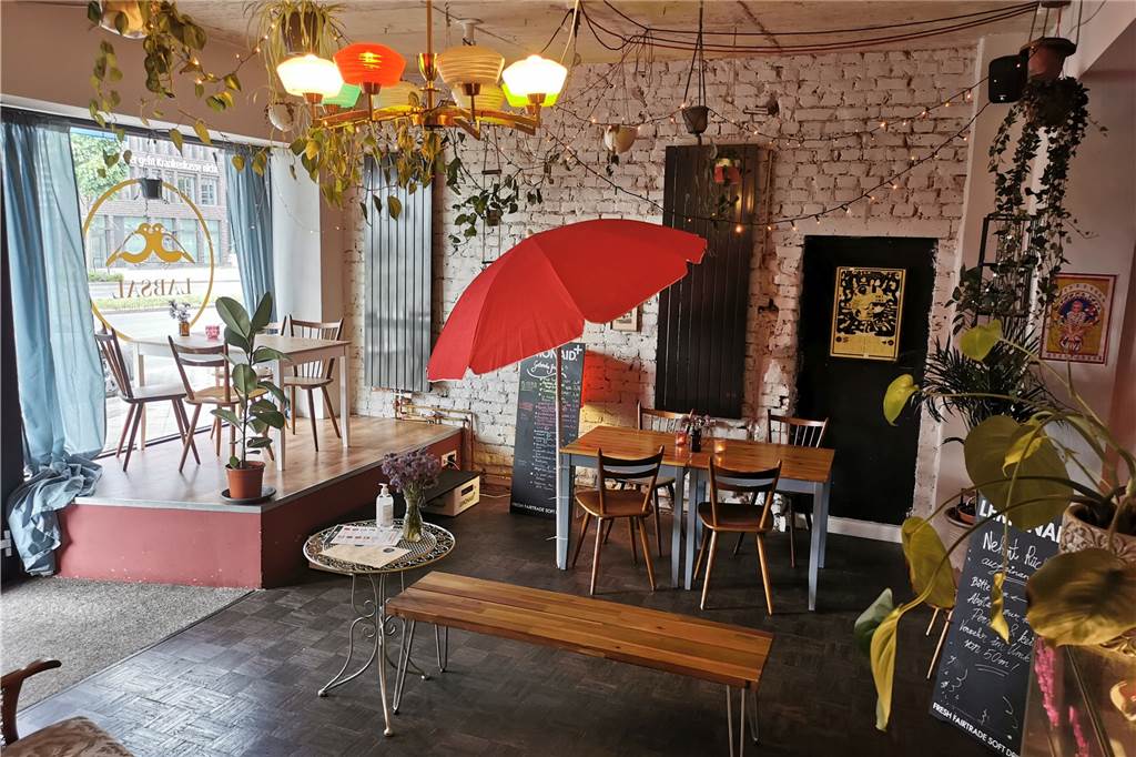 Essen in Schichten, viele Protokolle: Corona-Regeln fordern Restaurants massiv Im Restaurant Labsal in Dortmund ist die Zahl der Plätze wegen Coronaverordnungen begrenzt.