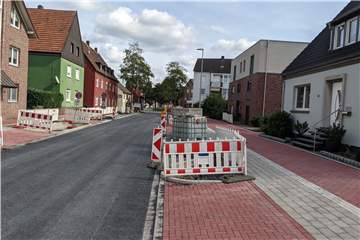 Mehr Platz für Fußgänger und Radfahrer, die Fahrbahn für die Autofahrer ist aber deutlich schmaler geworden: Zwischen Hafenstraße und Georgplatz kann man schon sehen, wie die Klosterstraße künftig aussehen wird.