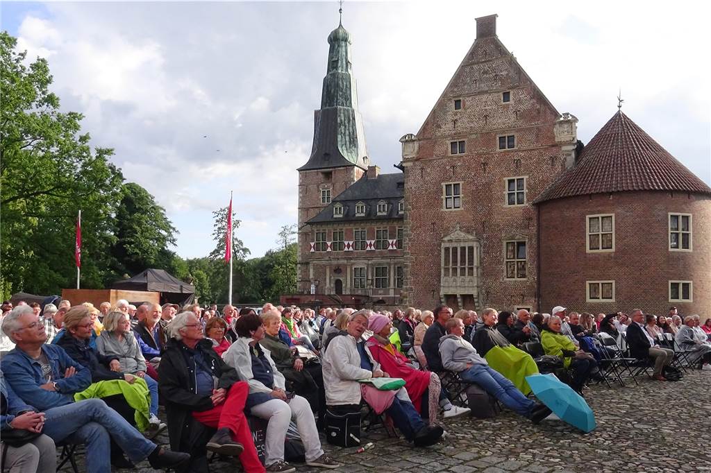 Gemeinde Raesfeld kauft das Wasserschloss Mehr Veranstaltungen auf dem Schlossplatz, hier die Besucher beim Konzert der Höhner, sollen künftig möglich sein.