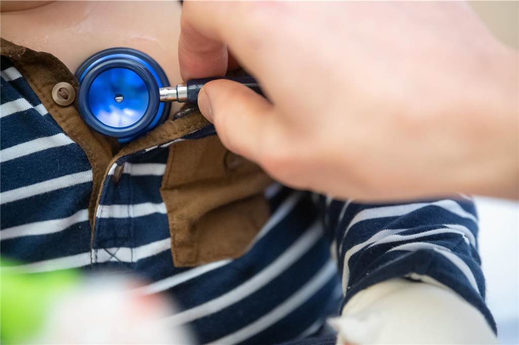 Bekannte Kinderärztin (49) wandert aus: Neue Herausforderung Mehr Zeit für ihre kleinen Patientinnen und Patienten wünscht sich Dr. Christiane Ruppert (Symbolbild) und wandert aus.