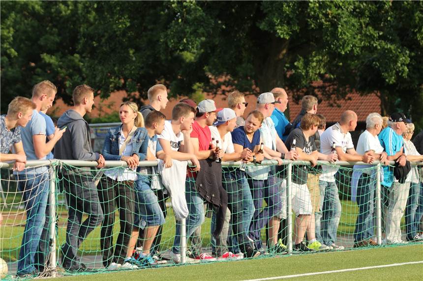 Neue Corona-Regeln für den Sport: Mehr Zuschauer, mehr Hallensportler erlaubt Mehr Zuschauer sind zugelassen. Abstandsgebote gelten weiter. Das Bild stammt aus dem Archiv.