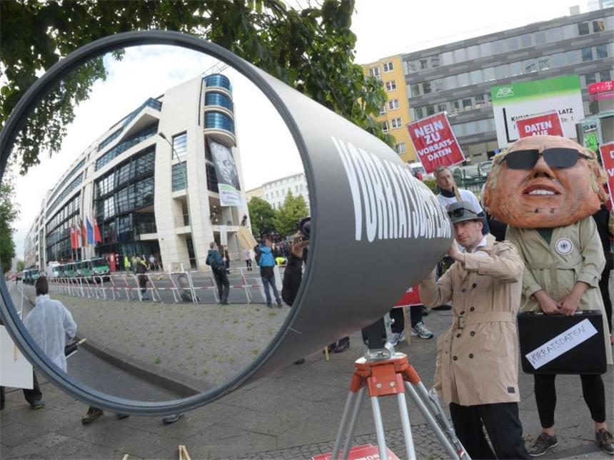 SPD folgt Gabriel und stimmt für Vorratsdatenspeicherung Mehr als 200 Menschen demostrierten vor dem Willy-Brandt-Haus gegen das Sammeln von Daten und für Bürgerrechte. Foto: Rainer Jensen