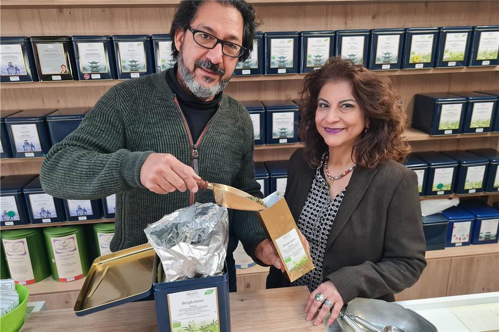 Weihnachtsgeschäft: Gezieltes Kaufen statt gemütliches Bummeln Mehrdad Hashemi und Rokhsaneh Eslampour vom Teehandel Diba in Haltern am See.