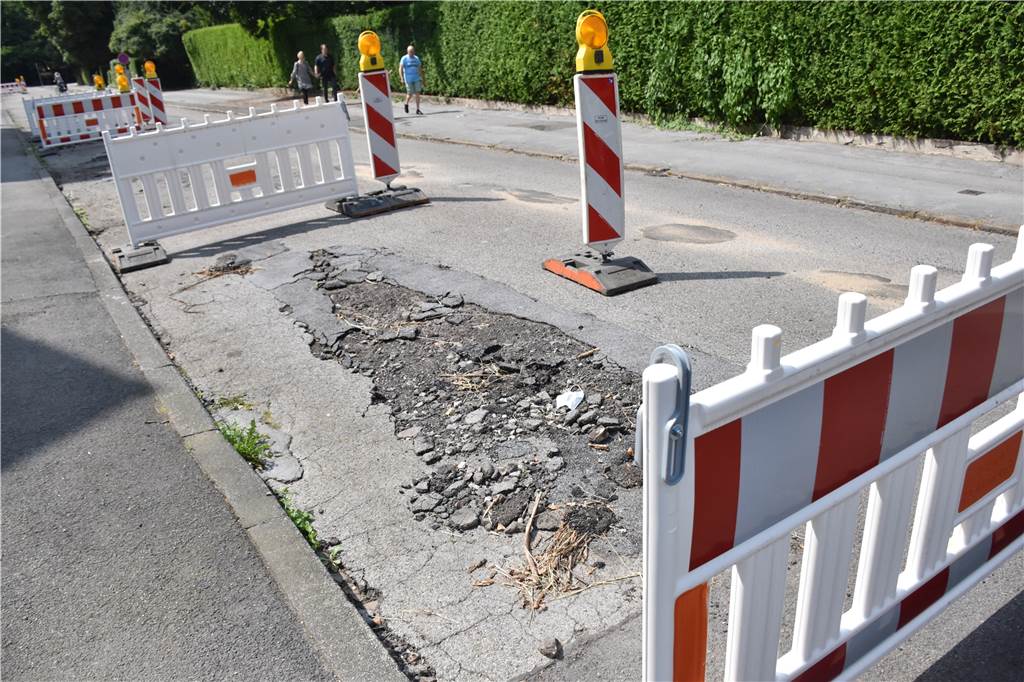 „Schon zwei Wasserkisten gebunkert“ – Talweg für Sanierung gesperrt Mehrere Absperrungen deuten auf die Schlaglöcher in der Asphaltdecke des Talweges in Brackel hin.