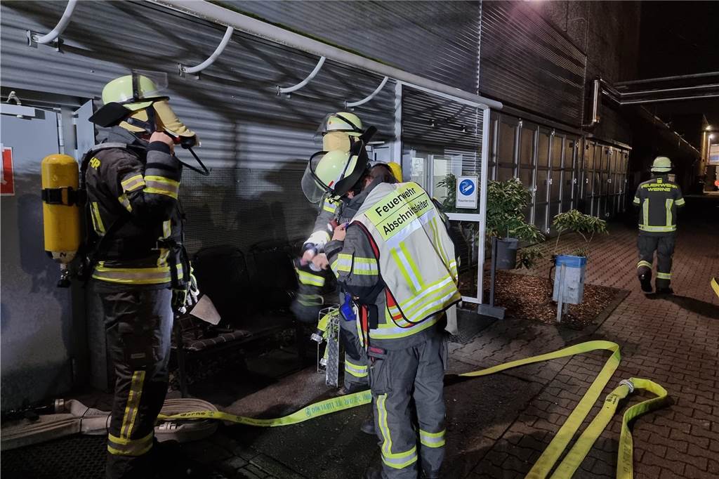 Feuerwehr übt Ernstfall bei RCS: Menschenrettung und die Suche nach Vermissten Bei einer Übung suchen Feuerwehrleute nach Vermissten