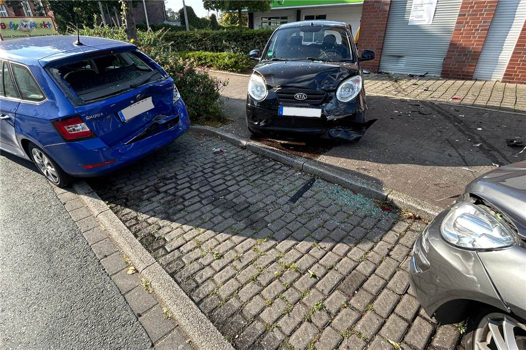 Pkw kracht gegen Hauswand an der Marler Straße Mehrere Autos sind durch die Wucht des Aufpralls ineinander geschoben worden.