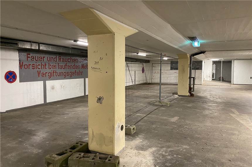 Absperrung in Werner Tiefgarage: „Wir stehen da in der Verantwortung“ Mehrere Bauzäune hindern Autofahrer daran, sechs Parkplätze in einer der hinteren Reihe zu nutzen.