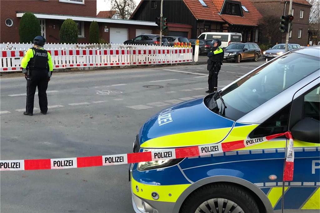 Polizei sucht nach Familienstreit weiterhin nach Mann mit Baseballschläger Mehrere Beamte waren vor Ort.