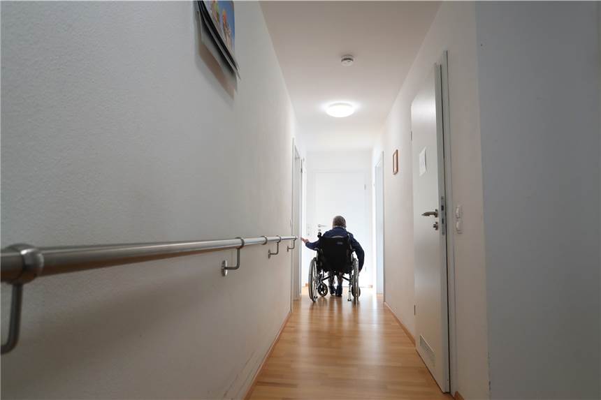 Corona-Ausbruch in Demenz-WG in Dortmund: 80 Menschen in Quarantäne Mehrere Bewohner einer Demenz-WG in Dortmund wurden positiv auf das Coronavirus getestet. Das Bild zeigt eine ähnliche Einrichtung in Bayern.