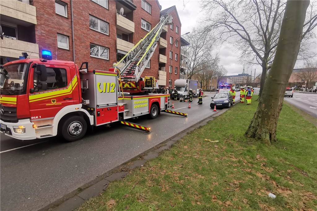 Feuerwehr löscht Kellerbrand in Dortmunds Nordstadt: Bewohner wurden mit Drehleiter evakuiert - Keine Verletzten Mehrere Bewohner wurden per Drehleiter aus ihren jeweiligen Wohnungen geholt.