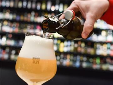 Mehrere Bierhersteller wollen 2018 die Preise ihrer Flaschenbiere erhöhen. Foto: Uwe Anspach/Symbolbild