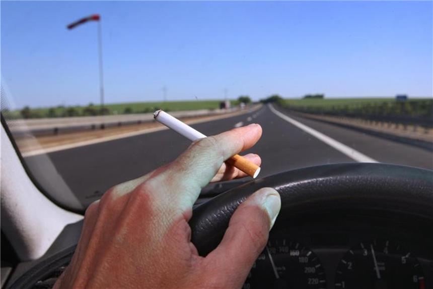 Rauchverbot im Auto: Bundestagsabgeordnete planen Initiative Mehrere Bundestagsabgeordnete wollen sich für ein Rauchverbot im Auto einsetzen, wenn Kinder mitfahren. Foto: Karl-Josef Hildenbrand