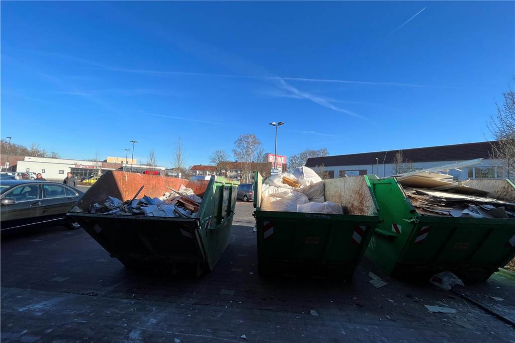 Nach Geldautomaten-Sprengung: Tedi weiterhin geschlossen Mehrere Container sind nötig, um Schutt und weitere Folgen der Sprengung des Geldautomaten in Lünen zu sammeln.