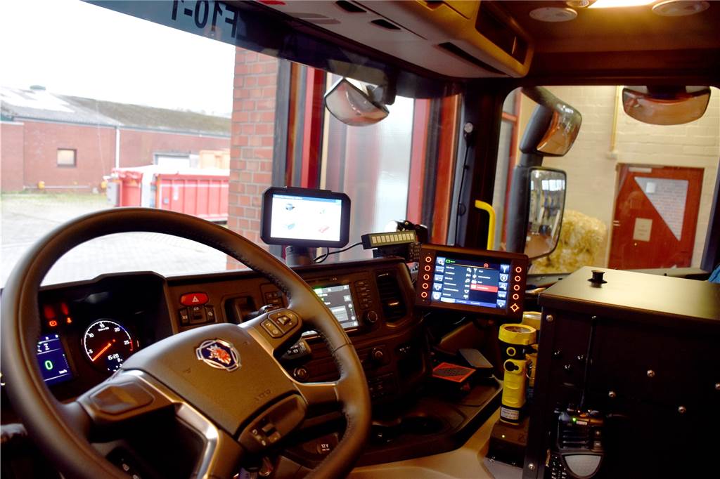 Drei neue Fahrzeuge für Feuerwehr in Ahaus, Wüllen und die Jugend Mehrere Displays rund um den Fahrer sollen den Einsatz einfacher und sicherer machen. Ob die neue Technik auch so lange hält wie ihre Vorgänger, ist eine ganz andere Frage.