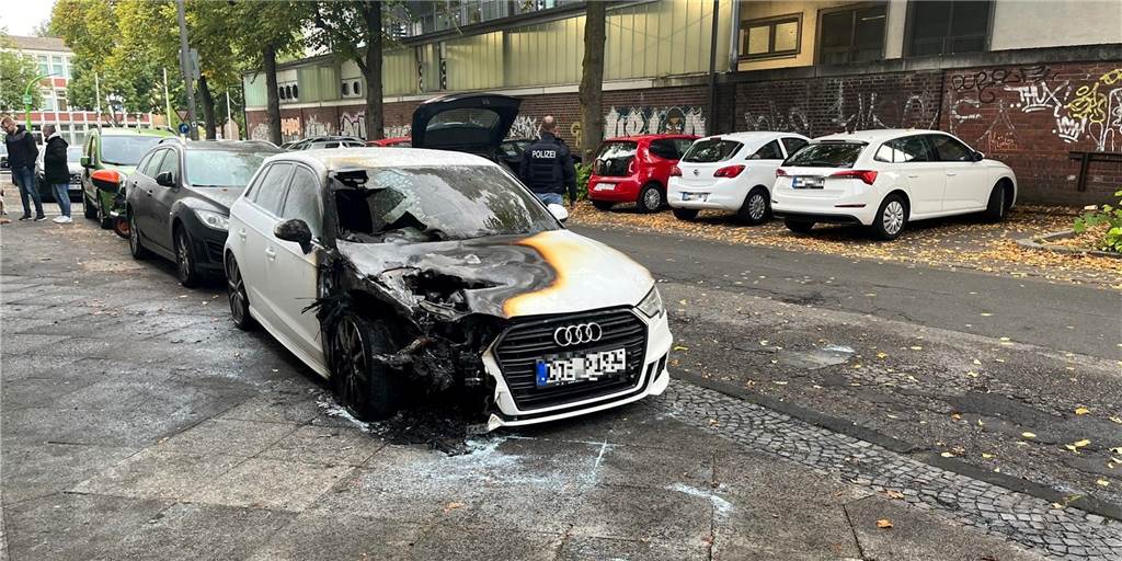 Ausgebrannte Edel-Autos in Dortmund: Polizei nimmt Verdächtigen fest Mehrere Edel-Autos, unter anderem dieser Audi, haben am frühen Montagmorgen in der östlichen Innenstadt gebrannt.
