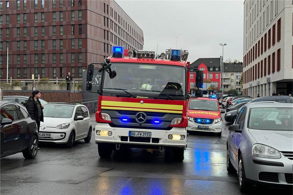 Mehrere Fahrzeuge der Einsatzkräfte standen am Donnerstag vor dem Dortmunder U.