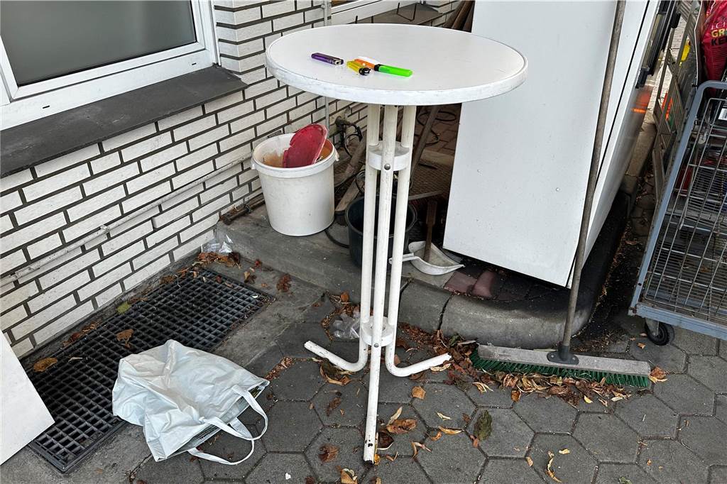 Mann randaliert in Wulfen: „Er ist eine tickende Zeitbombe“ Mehrere Feuerzeuge liegen auf einem Stehtisch.