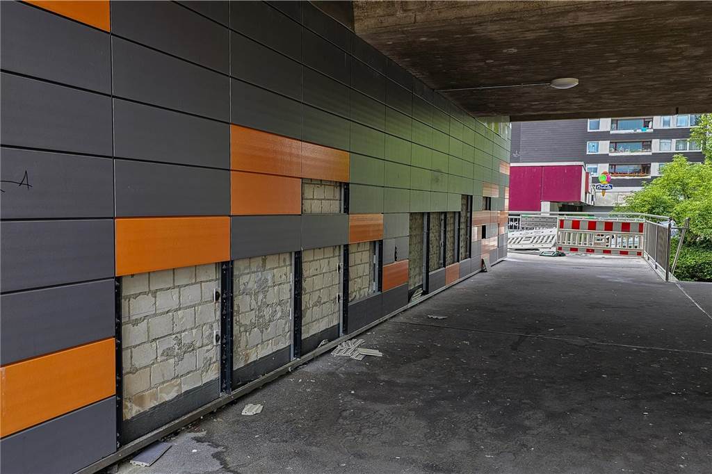 Mehrere Fliesen an der Stadtbahnhaltestelle "Scharnhorst Zentrum" sind augenscheinlich Vandalismus zum Opfer gefallen.