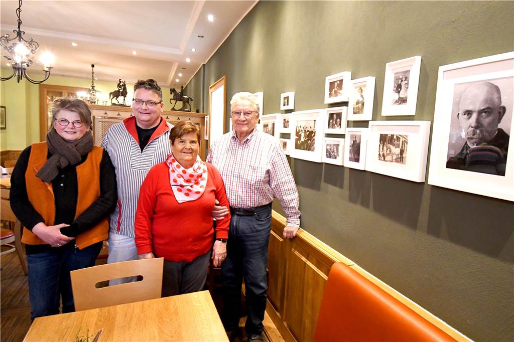 Für Kenner und Fans: In Recklinghausen gibt es meisterhafte Pferdeklopse Heinrich und Christel mit ihren Kindern Bert und Petra vor der Ahnengalerie in der Speisegaststätte.