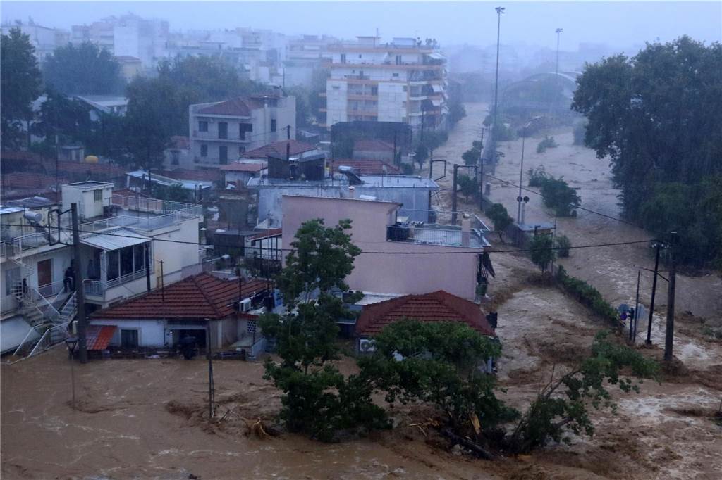 Schwere Unwetter in Griechenland: Rekordniederschläge und Chaos in den Städten Mehrere Häuser sind von Hochwasser betroffen. Bei schweren Unwettern ist in Mittelgriechenland ein Mensch ums Leben gekommen. Sturmtief «Daniel» sorgte in vielen Teilen Griechenlands für Probleme.