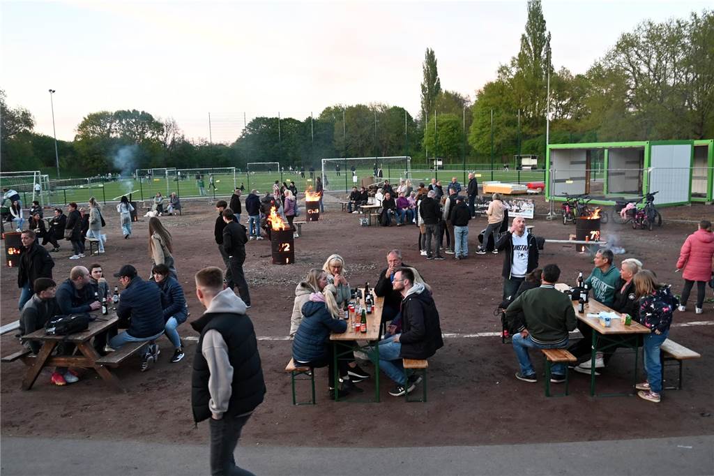 Mehrere hundert Besucherinnen und Besucher kamen zum Familien-Ostertreffen auf die Sportanlage Midlicher Kamp in Wulfen-Barkenberg.