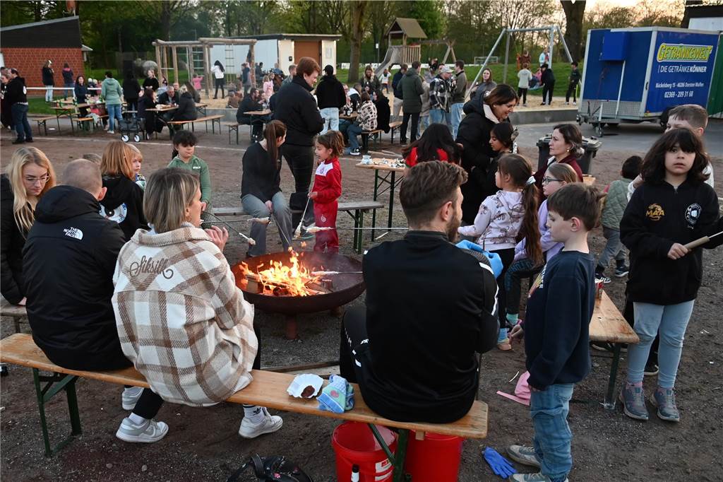 Mehrere hundert Besucherinnen und Besucher kamen zum Familien-Ostertreffen auf die Sportanlage Midlicher Kamp in Wulfen-Barkenberg.