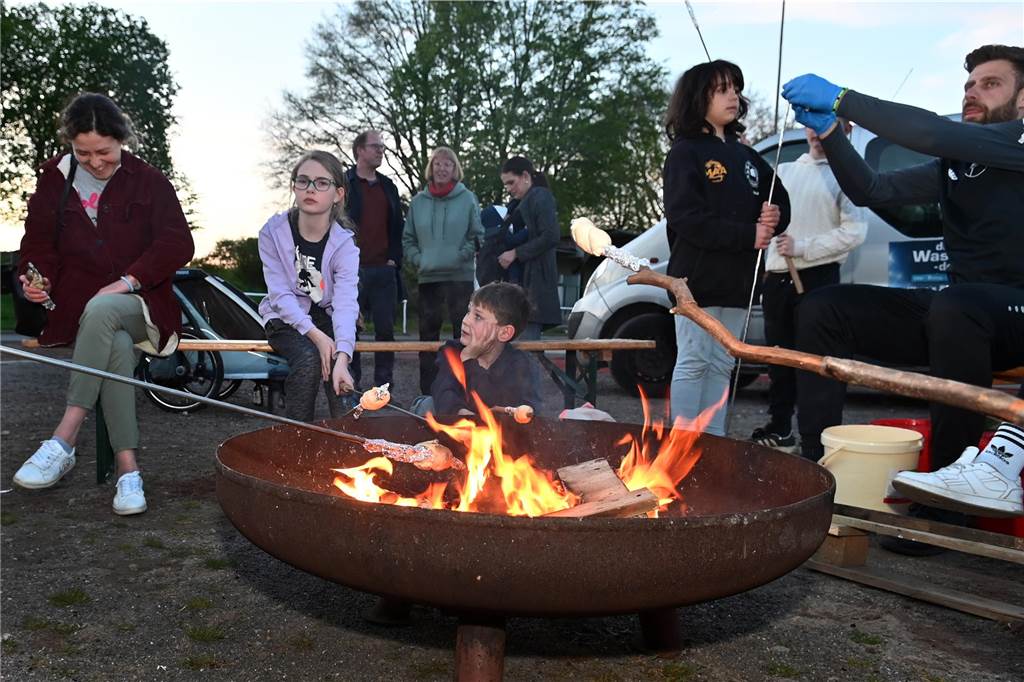 Mehrere hundert Besucherinnen und Besucher kamen zum Familien-Ostertreffen auf die Sportanlage Midlicher Kamp in Wulfen-Barkenberg.