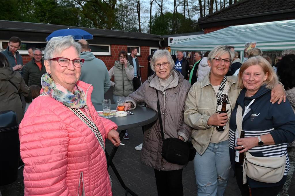 Mehrere hundert Besucherinnen und Besucher kamen zum Familien-Ostertreffen auf die Sportanlage Midlicher Kamp in Wulfen-Barkenberg.