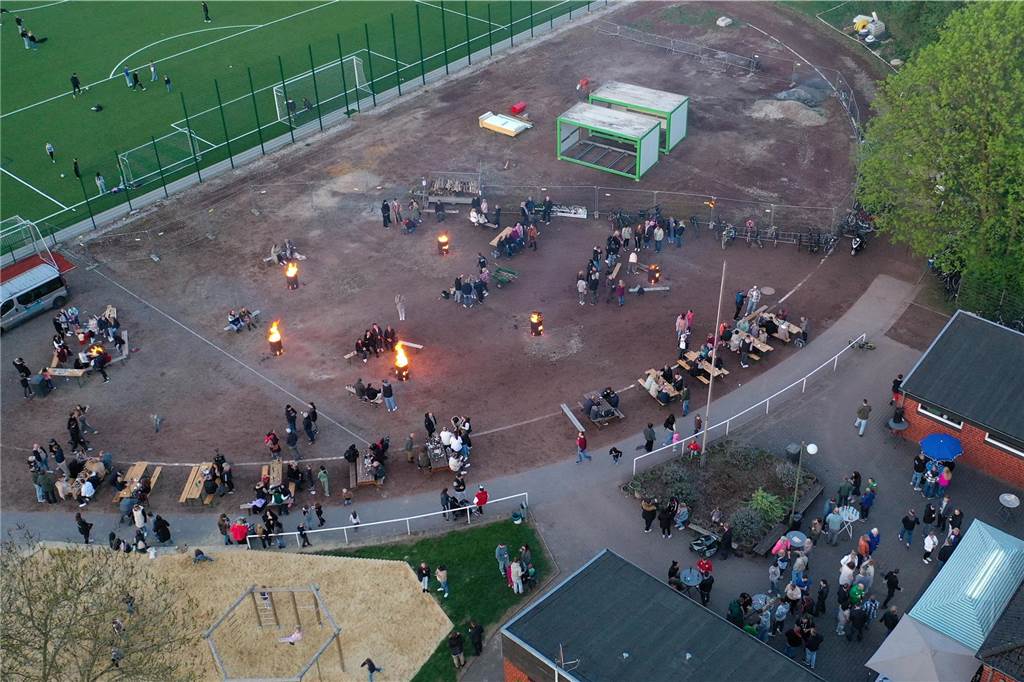 Mehrere hundert Besucherinnen und Besucher kamen zum Familien-Ostertreffen auf die Sportanlage Midlicher Kamp in Wulfen-Barkenberg.