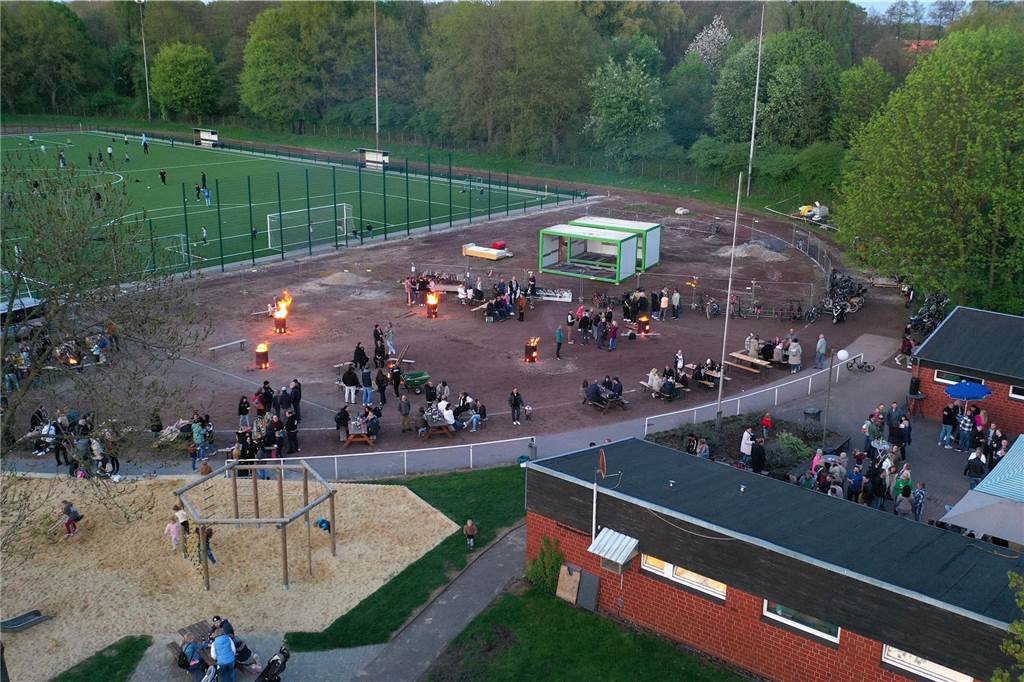 Mehrere hundert Besucherinnen und Besucher kamen zum Familien-Ostertreffen auf die Sportanlage Midlicher Kamp in Wulfen-Barkenberg.