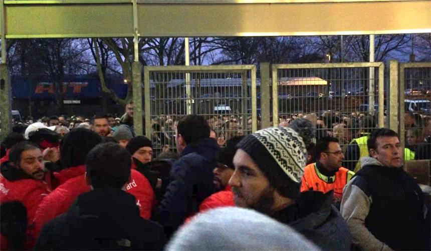 Pfefferspray-Einsatz: Ermittlungen gegen Polizisten Mehrere hundert Fans gerieten ins Gedränge vor dem Einlass.