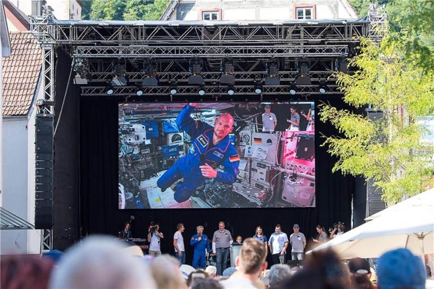 Zugeschaltet von der ISS: Heimatort feiert „Astro-Alex“ Mehrere hundert Menschen verfolgen auf einer Leinwand vor dem Alten Rathaus in Künzelsau den Live-Call mit Alexander „Astro-Alex“ Gerst. Foto: Sebastian Gollnow