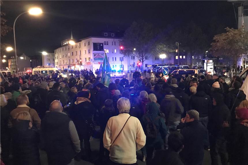 550 Nazi-Gegner schreien Rechtsextreme aus der Nordstadt – Liveticker zum Nachlesen Mehrere hundert Nazi-Gegner schrien die Reden der Rechtsextremen-Demo vor dem Jobcenter nieder.
