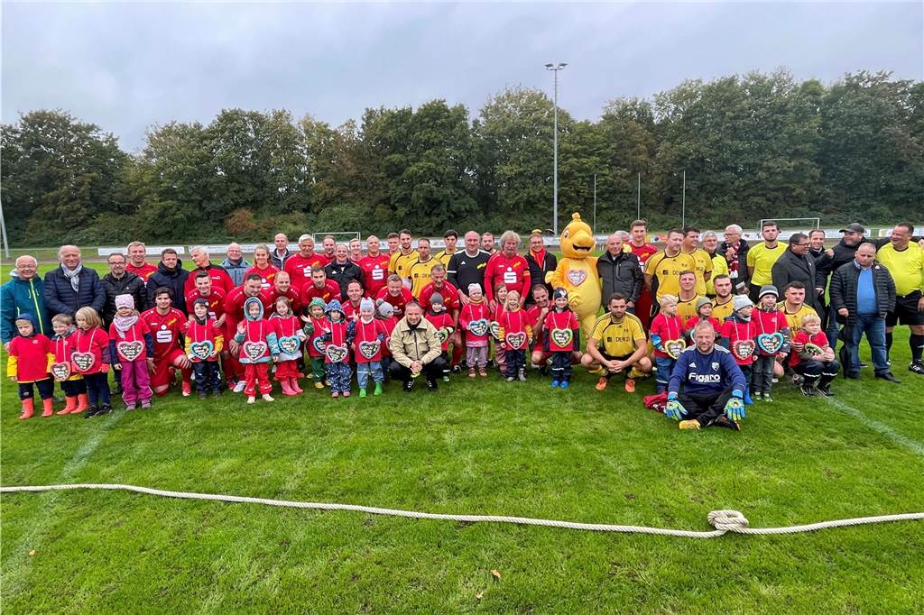 Sim-Jü-Benefizspiel: Hunderte Zuschauer trotzen dem Regen Mehrere Hundert Zuschauer wollten trotz des Nieselregens die Partei zwischen den Werne Allstars (l., in rot) und dem Schausteller-Team sehen.