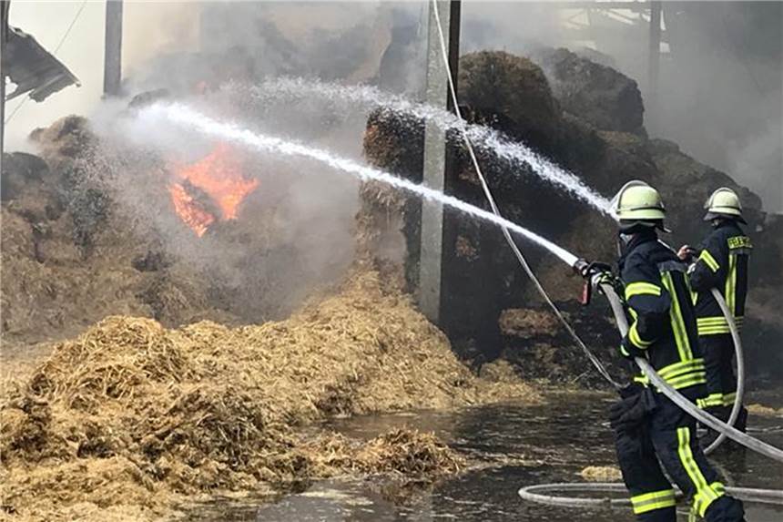 Mehrere hunderttausend Euro Schaden und stundenlanger Feuerwehreinsatz Mehrere hunderttausend Euro Sachschaden sind bei einem Brand auf einem Hof in Crosewick entstanden.