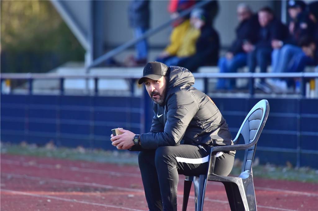 „Ohne Fußball kann ich nicht“: Ex-Trainer Mani Mulai muss sich in Hullern „oft zusammenreißen“ Mehrere Jahre lang stand und saß Mani Mulai als Trainer des FC Marl an der Seitenlinie, ehe er im vergangenen Sommer eine Pause einlegte.