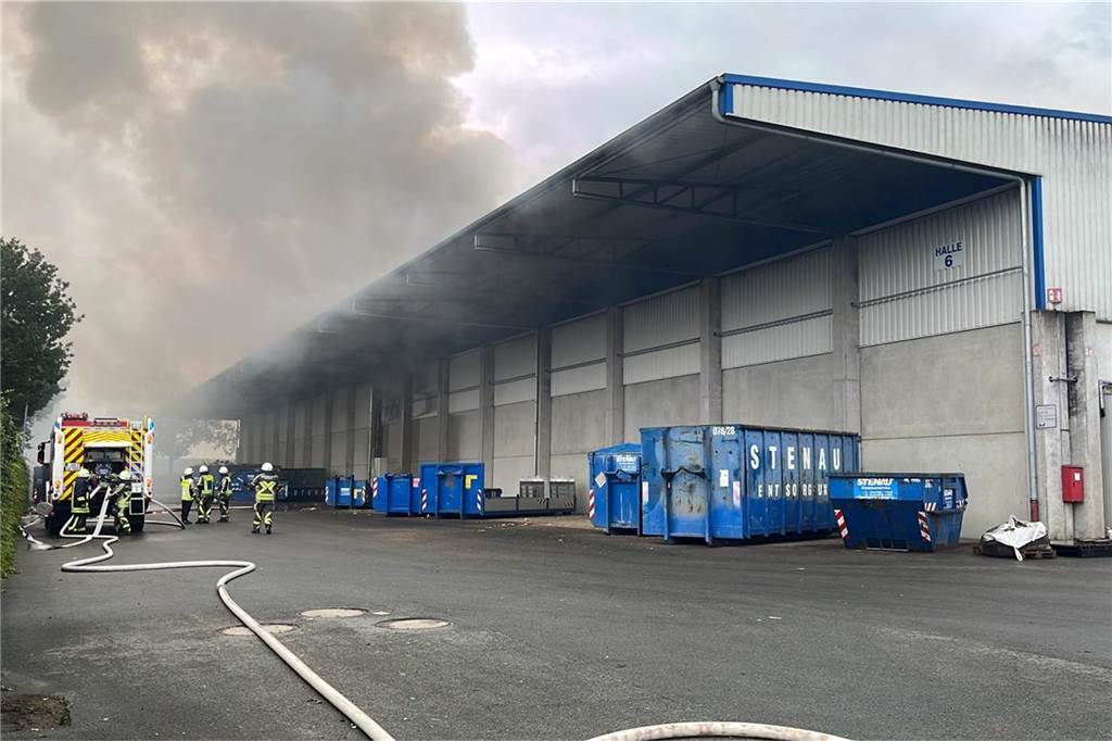 Feuer bei Stenau in Ahaus: Mehrere Löschzüge löschen Sperrmüll Mehrere Löschzüge bekämpfen die Flammen.