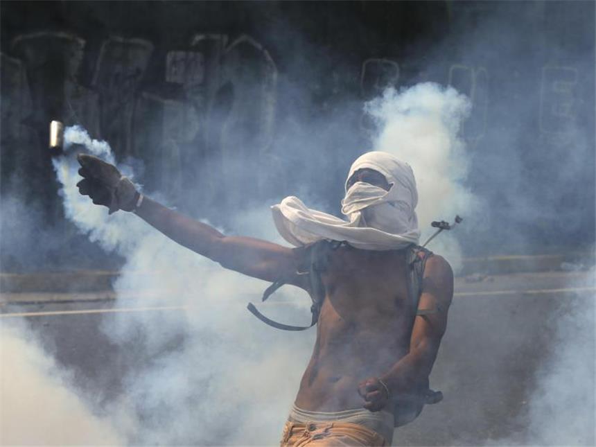 Appell an Venezuelas Militär: "Nicht mit Titanic untergehen" Mehrere Menschen starben bereits bvei den Protesten. Foto: Fernando Llano