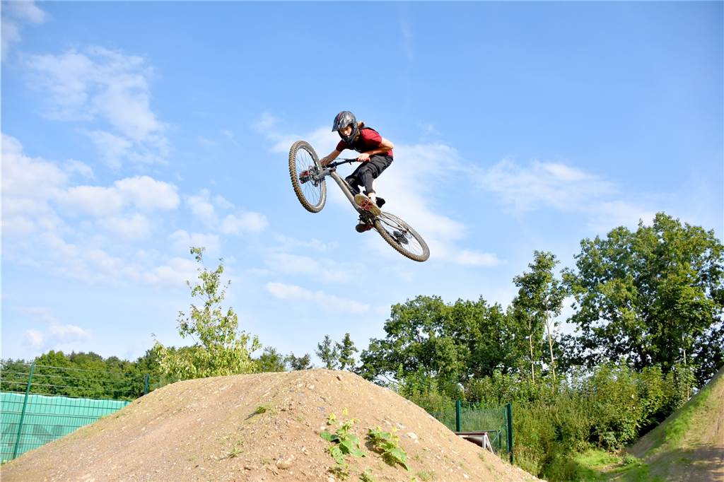 Mit Video: Jugendliche fliegen im Bikepark Ahaus meterweit durch die Luft Mehrere Meter hoch und weit werden die Biker über die neuen Rampen durch die Luft katapultiert. Erste Ideen für den weiteren Ausbau des Bikeparks gibt es schon. Nur der Platz fehlt.