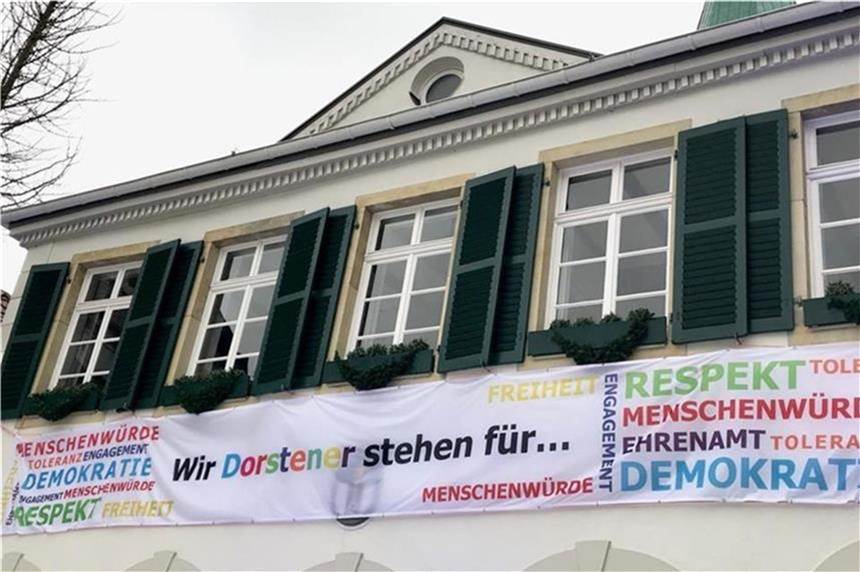 Dorsten verpflichtet sich zu Menschenwürde, Demokratie und Respekt Banner am Alten Rathaus in Dorsten
