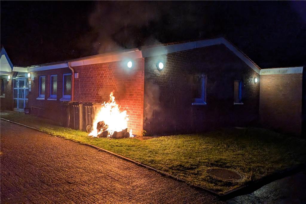 Feuer an Sportzentrum Dahl: Einsatzkräfte löschen brennende Mülltonnen Mülltonnen brennen am Sportzentrum in Werne.